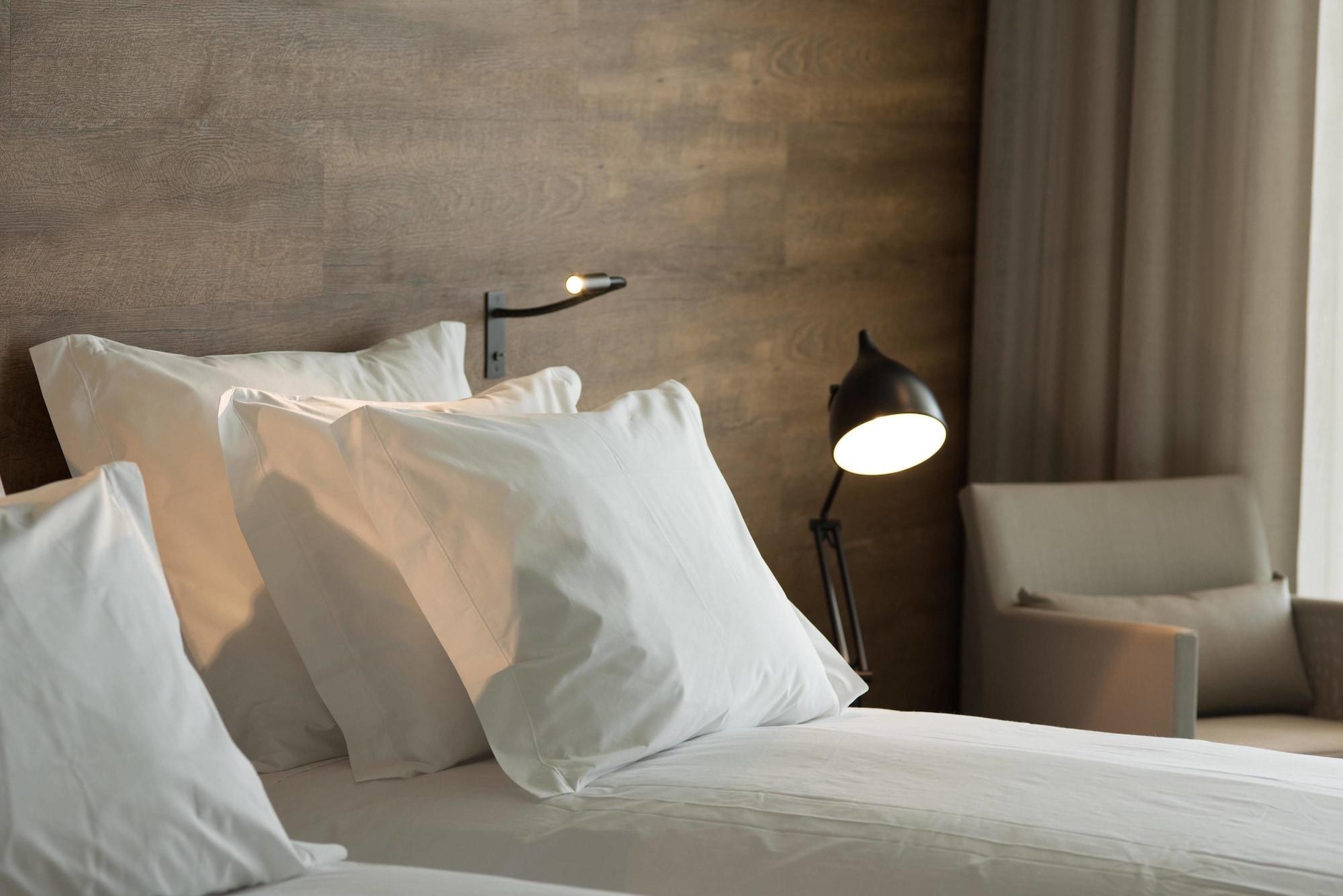 Octant Ponta Delgada Hotel Ngoại thất bức ảnh A bed with pillows