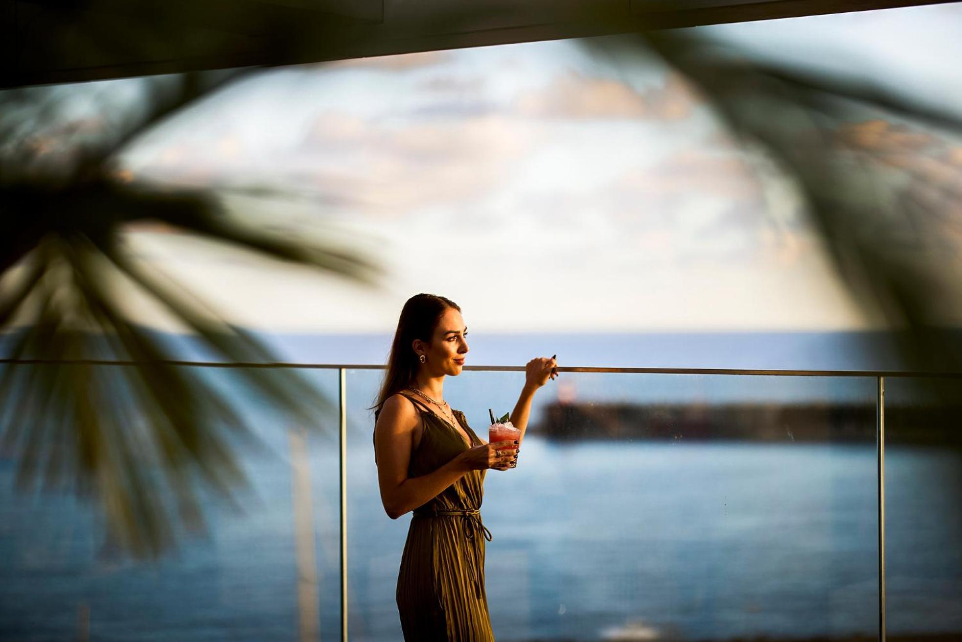 Octant Ponta Delgada Hotel Ngoại thất bức ảnh A woman at the beach