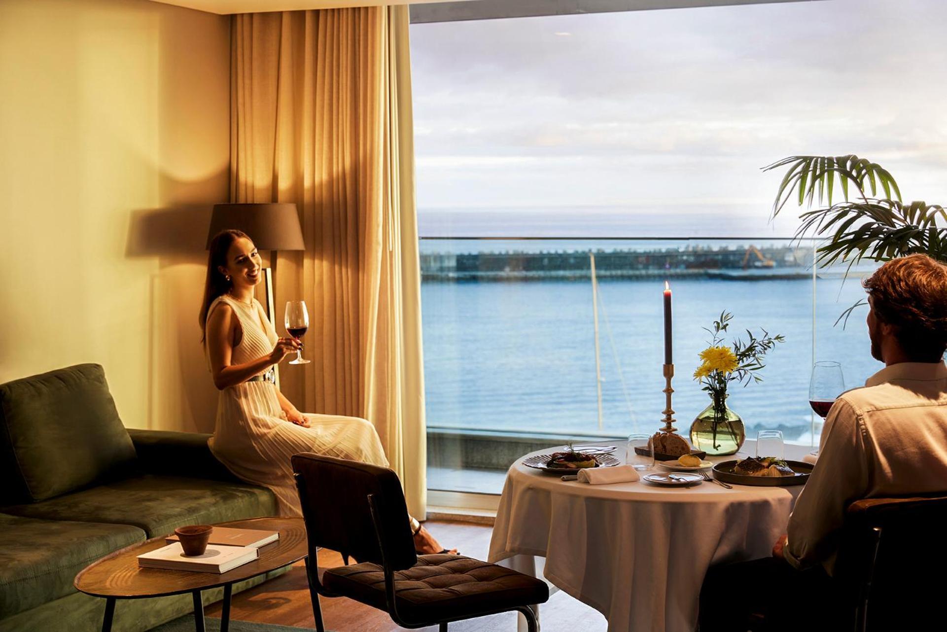 Octant Ponta Delgada Hotel Ngoại thất bức ảnh A suite on board