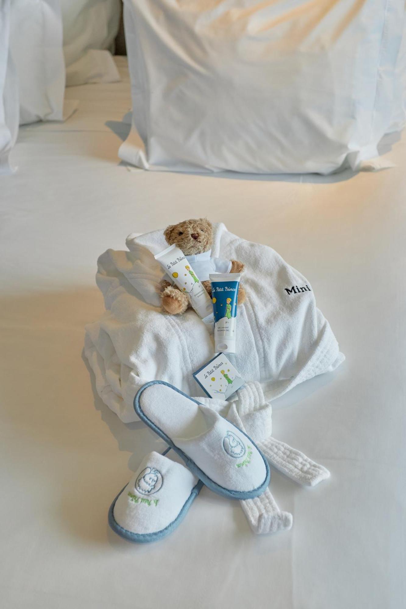 Octant Ponta Delgada Hotel Ngoại thất bức ảnh A bathrobe and toiletries